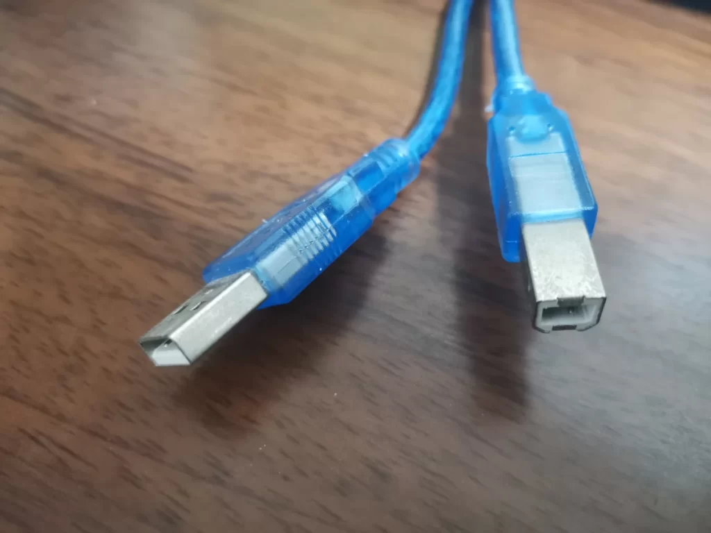 Arduino本体とPCを接続するために必要な、USBケーブル