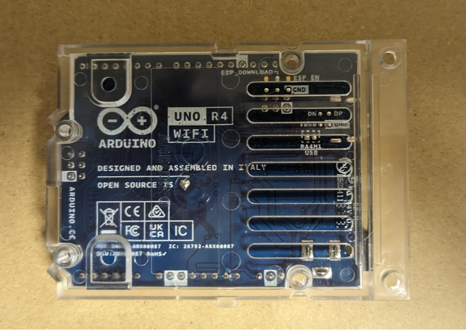 Arduino UNO R4 WIFIの裏面
