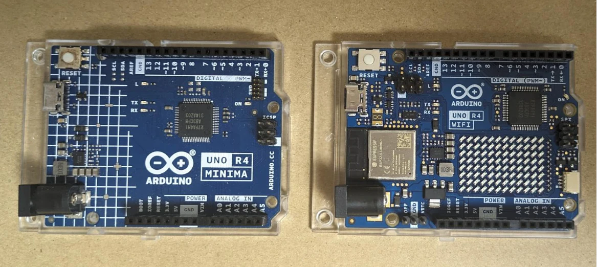 Arduino UNO R4 MimimaとWIFI本体の比較写真