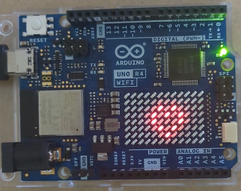 Arduino本体に電源を供給するとLEDマトリクスが点灯します。