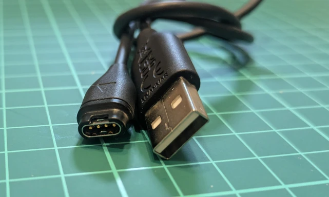 筆者が所有するガーミン純正の充電ケーブルはType-A