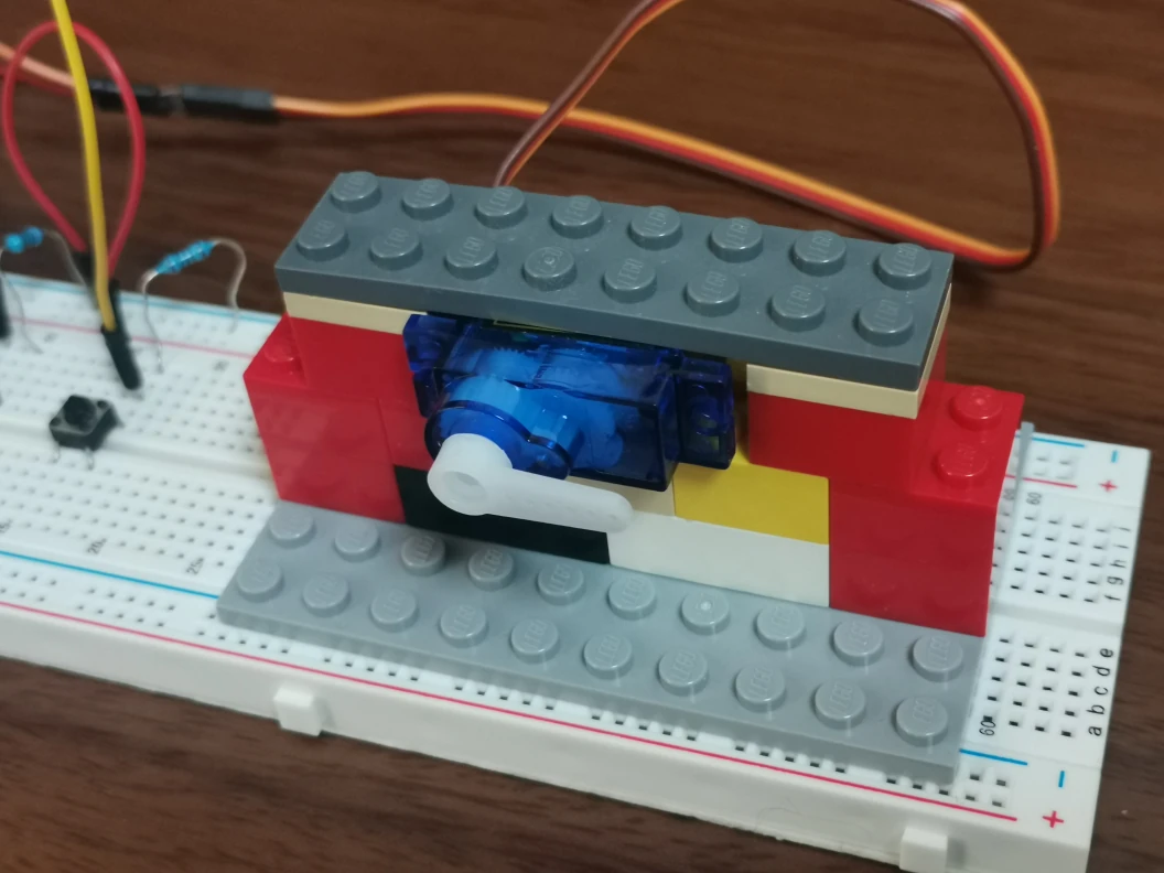 サーボモーターはLEGOブロックを使って固定